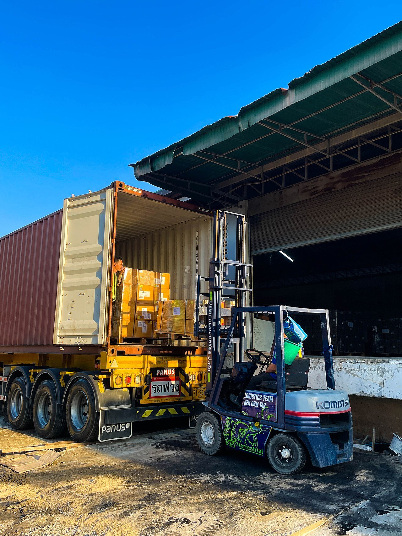 Forklift loading pallets